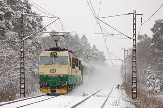 railtarget.cz/osobni-doprava/driv-se-muselo-vymetat-a-fest-ne-jako-dnes-draha-pod-snehem-kolabuje-lide-sopti-vzteky-11665.html